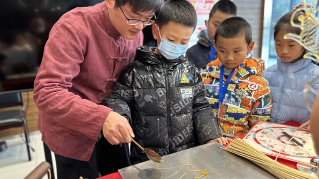 視頻|“好甜的年味兒！”江海小記者體驗巧手做糖畫