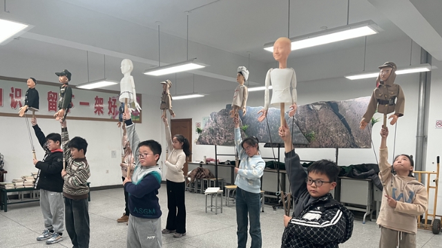 如皋市石莊小學(xué)創(chuàng)設(shè)木偶工作坊——小小木偶“托舉”兒童快樂(lè)成長(zhǎng)