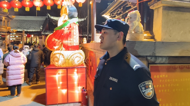 城隍廟元宵活動(dòng)現(xiàn)場，民警點(diǎn)亮“平安燈”