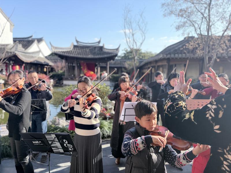 銀發(fā)之聲奏響冬日暖曲 老年大學涉園音樂會溫情開演